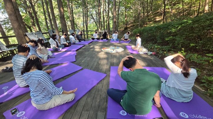 배우자와 함께하는 숲속 요가