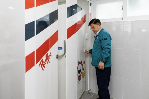 레드로드R2개방화장실을 점검하는 박강수 마포구청