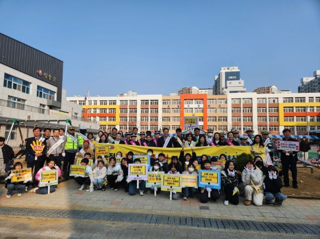 경북교육청, 등굣길 어린이 교통안전 합동 캠페인 실시(어린이 보호구역 교통안전 의식 확산...관계 기관과 안전한 통학환경 조성)