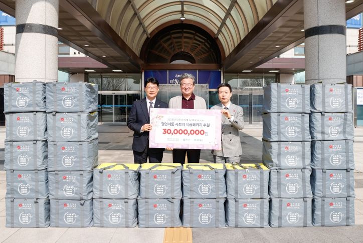 17일 유성구청에서 이용환 대전신세계 대표이사(오른쪽)와 최승인 초록우산 어린이재단 대전지역본부장(왼쪽)이 식품패키지를 기탁하고 기념촬영을 하고 있다.