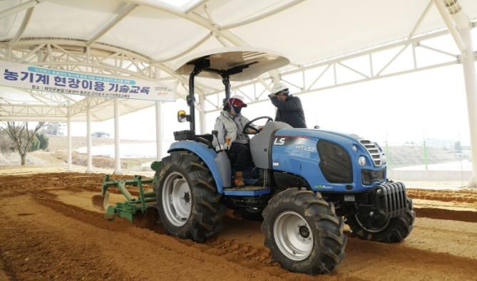 지난 18일 시행한 농업기계 실무교육 모습.