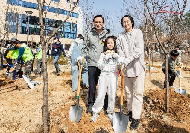 지난해 식목일 나무심기 행사에 참여한 최호권 영등포 구청장