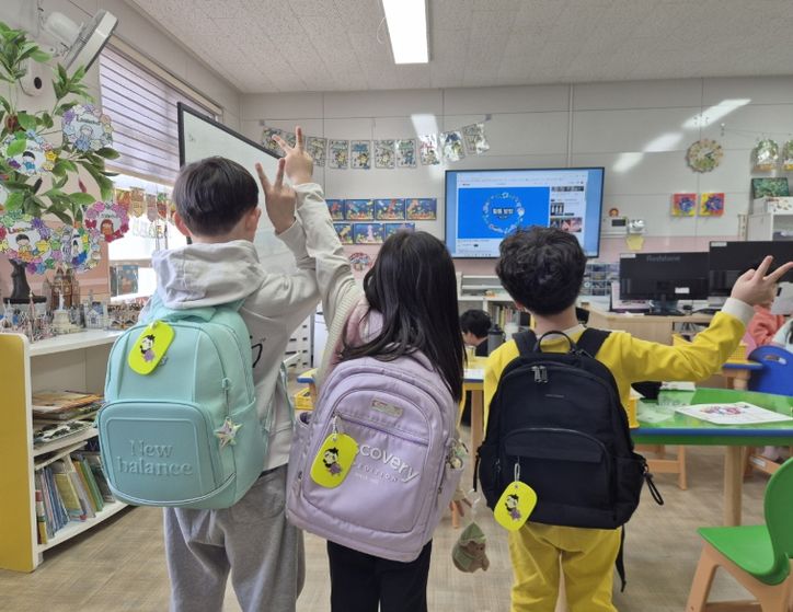 초등학교 신입생 대상 교통안전용품 ‘옐로카드 키링’ 배부