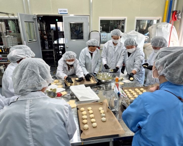 보성군, 농산물종합가공센터 ‘식품제조형 공유 주방’ 사용자 모집_2025년 농식품제품개발실무교육(상반기) 녹차빵 실습