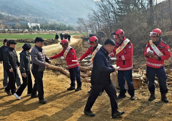 산림재난대응단이 식목일 나무심기 행사장에서 산불 예방 홍보활동을 하고 있다.
