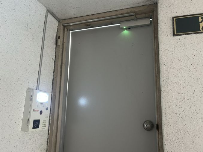 공동주택 옥상출입문 자동개폐기 설치 모습
