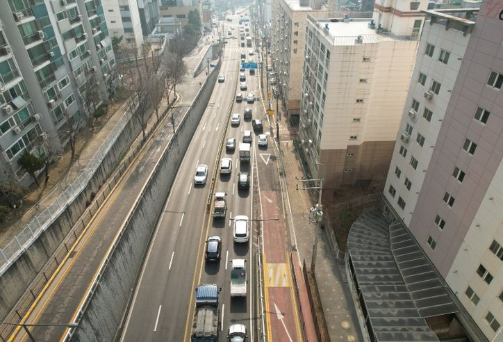 평일 출근 시간대 신사지하차도에서 신사사거리 구간 차량 병목 현상 모습