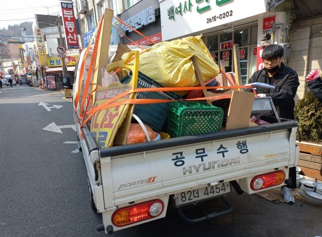 지난 3월 9일 개봉중앙골목시장에서 노점 적치물을 수거하고 있다.