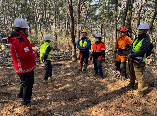 포항시가 지난 19일 장량 2-1 지구 사업장을 방문해 현장 점검 및 안전 지도를 하고 있다.
