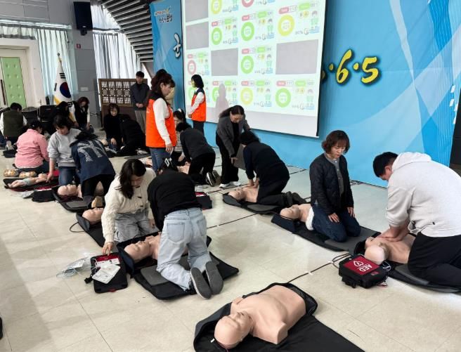 보성군, 어린이 이용 시설 종사자 안전교육 실시_교육 참석자들이 심폐소생술 실습을 하고 있다