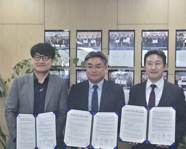 포항시가 서면 MOU 체결과 관련해 지난 20일 경상북도청 공항투자본부장실을 방문했다.