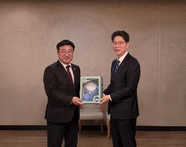 황기연 전남도지사 권한대행(우)이 섬박람회 마스코트인 다섬이 인형을 윤호중 행정안전부 장관(좌)에게 전달하고 있다.