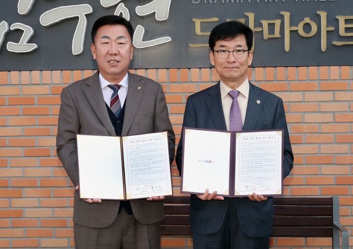 청주시·충북교육청, 독서·글쓰기 문화 확산 위해 맞손. 사진(왼쪽부터 이범석 청주시장, 윤건영 충청북도교육감)