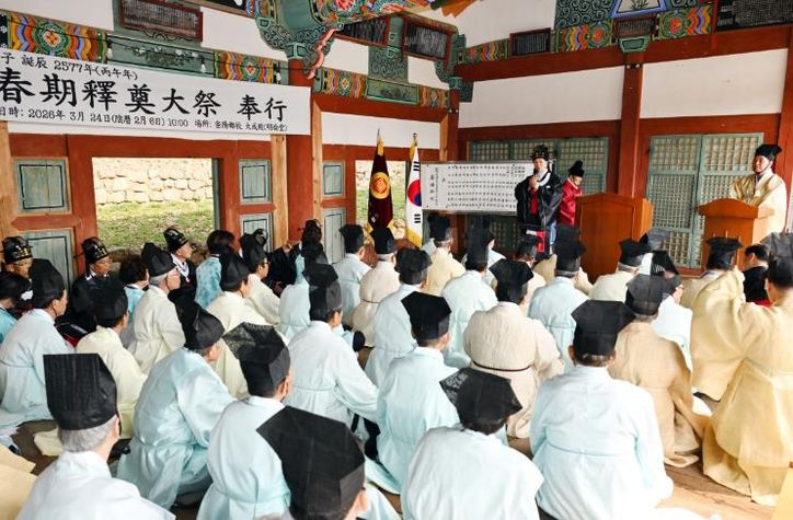 안병구 밀양시장이 24일 밀양향교 대성전에서 열린 춘계 석전대제에 초헌관으로 참여해 식전 인사말을 하고 있다.