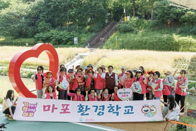 마포환경학교 생태탐방 프로그램에 참석한 박강수 마포구청장