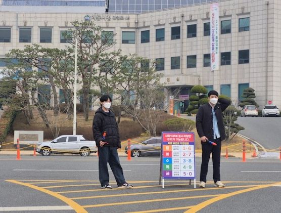 충남 계룡시는 25일 에너지 위기 ‘주의’ 격상에 따라 공공기관 차량 5부제를 본격 시행했다.