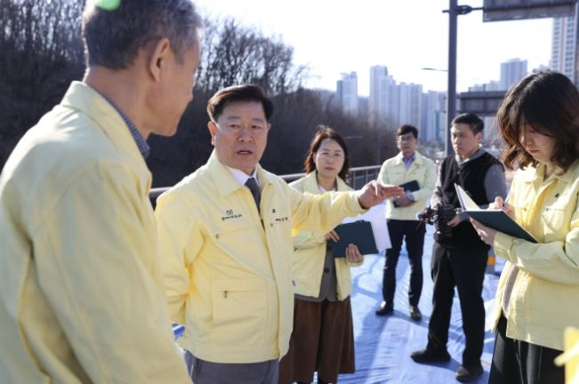 박승원 광명시장이 지난 13일 충훈대교를 방문해 안전 관리에 만전을 가해줄 것을 당부하고 있다.