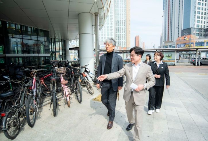 김병수 시장이 24일 현장행정을 통해 공유자전거 및 전동킥보드 관리 현황을 살피고 있다.