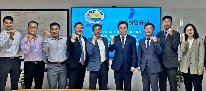 SP-ITC 터미널과 항만 협력 업무협약을 체결하고 기념사진을 촬영하고 있다.