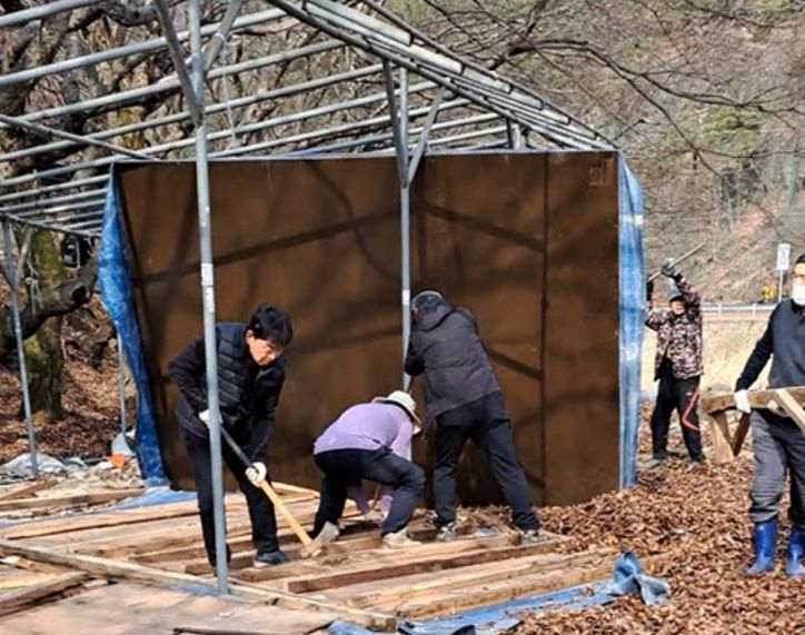 충북 괴산군 청천면 사담마을 주민들이 29일 하천 내 평상 시설을 철거하고 있다