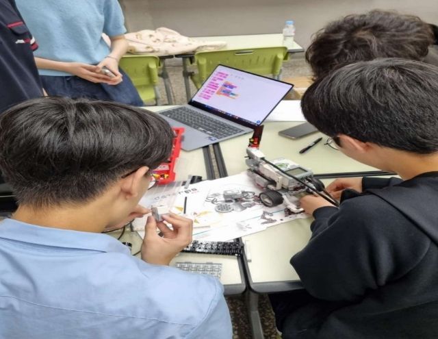 한영고등학교 '로봇 전공체험' 교육 모습