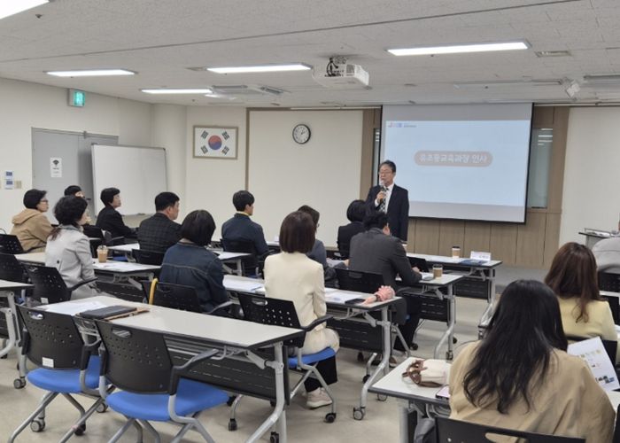 3월 30일 전남여성가족재단에서 열린 ‘(가칭)전라남도교육청유아숲놀이체험원 설계 용역 중간 보고회’에서 참석자들이 실내놀이터 공간 구성안을 논의하고 있다.