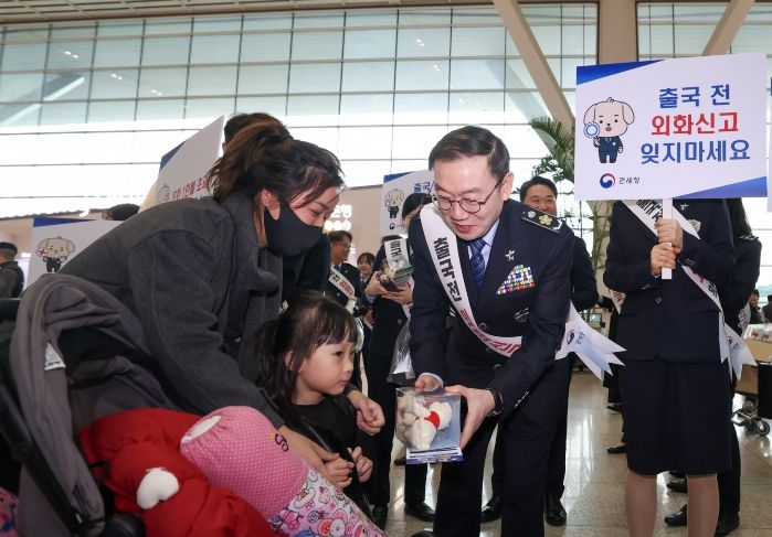 이명구 관세청장이 31일 인천국제공항 제2여객터미널에서 해외 출국 여행객을 대상으로 외화신고 안내 캠페인을 실시하고 있다