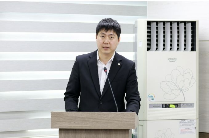 안산시의회 최찬규 의원이 지난 23일 제4상임위원실에서 열린 제302회 임시회 의회운영위원회에서 자신이 대표 발의한 ‘안산시의회 토론회 등의 운영 조례안’에 대해 설명하고 있다.