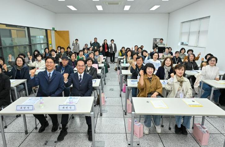 영주시는 3월31일 평생직원교육관에서 경북도민행복대학 개강식을 개최했다(단체기념사진)