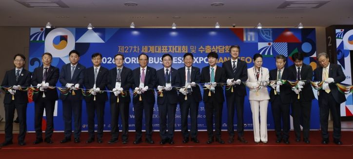진교훈 서울 강서구청장(왼쪽 일곱 번째)이 31일(화) 코엑스 마곡에서 ‘한국 비즈니스 엑스포 강서’와 연계해 열린 ‘전시·수출 상담회’ 개막식에 참석해 내빈들과 테이프 커팅을 하고 있다.