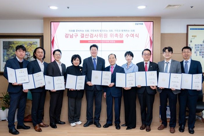 이호귀 의장과 결산검사 위원들이 기념촬영을 하고 있다. (좌측에서 5번째 이호귀 의장, 4번째 이향숙 의원, 우측에서 3번째 윤석민 의원, 4번째 오온누리 의원)