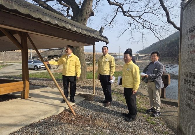 나주시가 하천과 구거 내 불법점용 시설에 대해 전수조사에 나선다. 사진은 강상구 나주시장 권한대행을 비롯한 관련 공직자들이 현장점검을 진행 중인 모습.