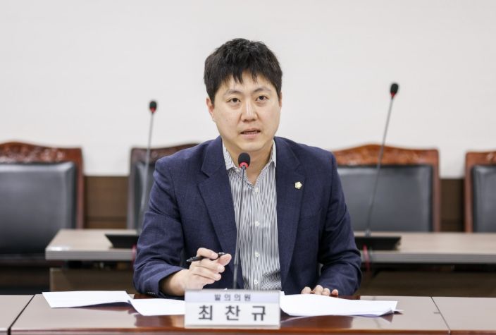 안산시의회 최찬규 의원이 지난달 24일 제1상임위원실에서 열린 제302회 임시회 문화복지위원회에서 자신이 대표 발의한 ‘안산시 헌혈 장려 조례 일부개정조례안’에 대해 설명하고 있다.