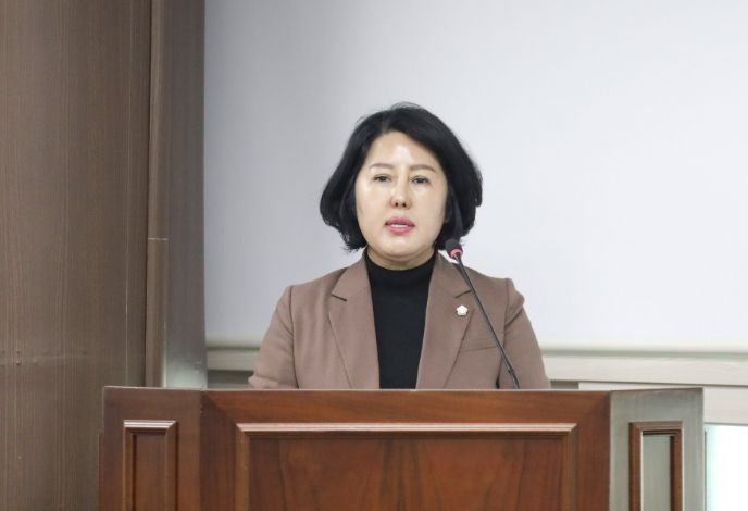 안산시의회 황은화 의원이 지난달 24일 제3상임위원실에서 열린 제302회 임시회 도시환경위원회에서 자신이 대표 발의한 ‘안산시 건축 조례 일부개정조례안’에 대해 설명하고 있다.
