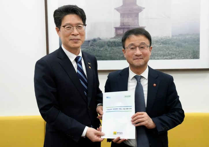 황기연 전라남도지사 권한대행이 3일 서울 국회에서 한병도 더불어민주당 원내대표와 면담을 갖고 전남광주행정통합 비용 추경 반영 등을 위한 건의 및 협조를 요청하고 있다.