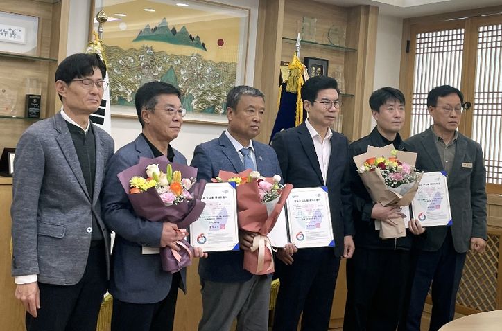 김광열 영덕군수(왼쪽 네 번째)가 수산물품질인증을 획득한 업체와 인증서 수여를 기념하고 있다.