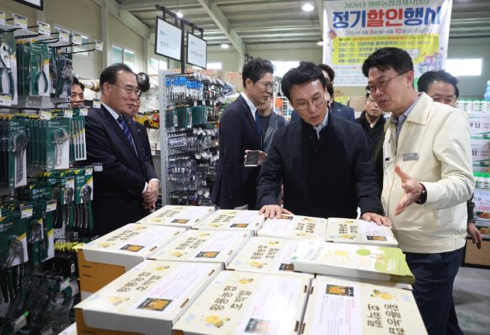 김민석 국무총리가 4일 농번기를 맞아 전남 장성군 황룡농협 자재센터를 방문, 중동발 위기 장기화에 따른 농자재 수급 동향을 점검하고 있다.(국무조정실)