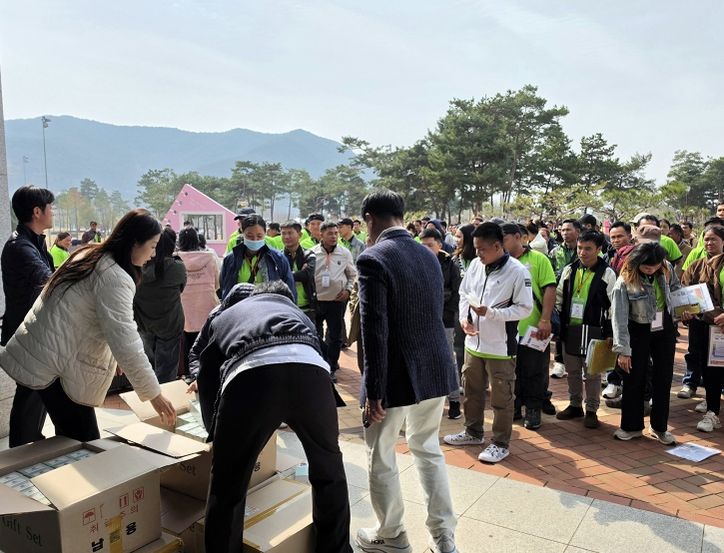 농협중앙회 안동시지부, 외국인 계절근로자에게 웰컴키트 전달