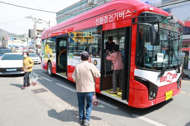 주민들이 의령빵빵버스에 탑승하고 있다.