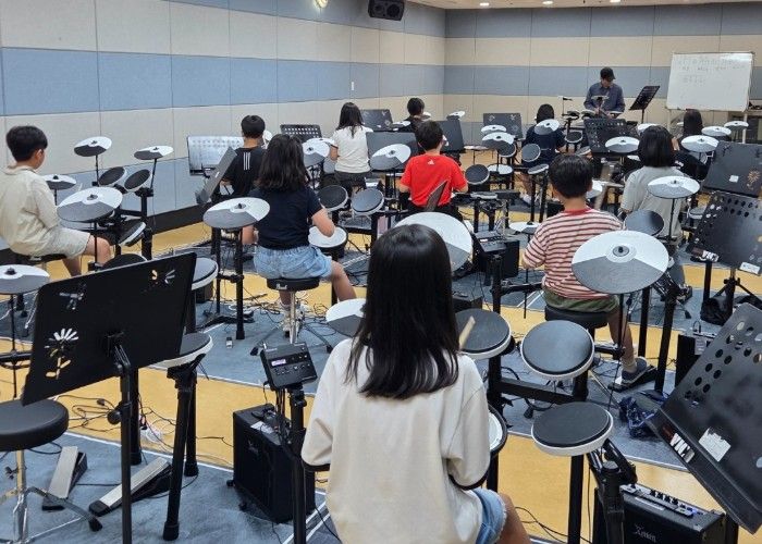 학운초등학교 학생들이 지난해 9월 23일 광주학생교육문화회관 지하 1층 소리담실에서 열린 ‘일일체험학습’ 전자드럼 강좌에 참여했다. /광주시교육청 제공