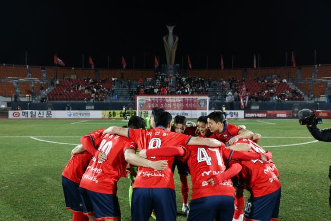 3월 17일 광주전 홈경기에서 김천상무 선수들이 경기 전 이야기를 하고 있다.
