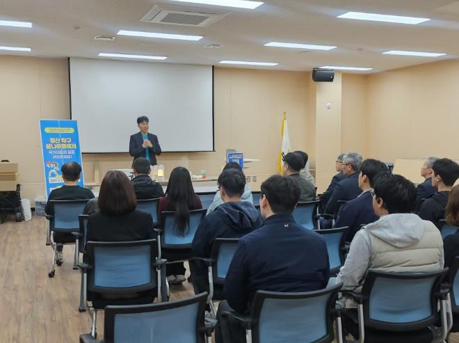 지난 9일, 한국농어촌공사 청양지사를 찾아 임직원들을 대상으로 고향사랑기부제 홍보를 진행하고 있다.