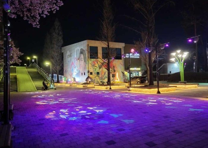 고양관광정보센터 인근 보랏빛 조명