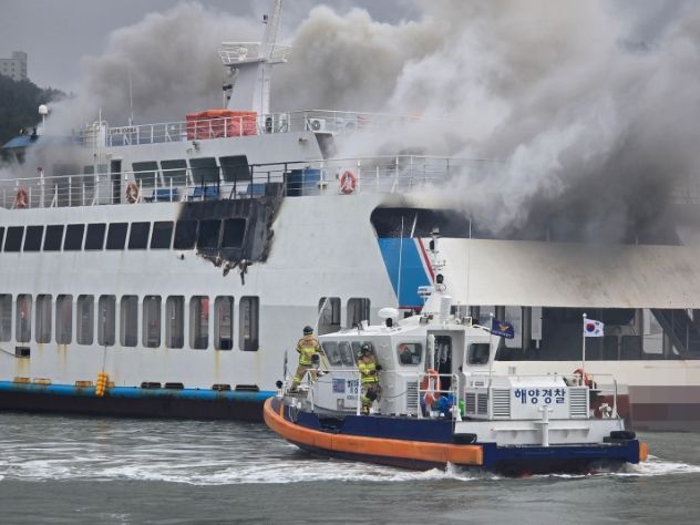 해남 땅끝항 정박 여객선 화재 진압 중인 완도해경의 모습