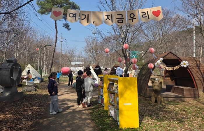지난 11일 화천 어린이 도서관과 사내 도서관에서 열린 주말 프로그램에서 어린이들과 가족들이 즐거운 시간을 보내고 있다