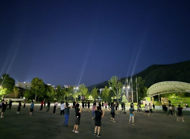 홍천군, 주민과 함께하는 야외 건강 체조 프로그램 '7시에 만나요, 오늘도 체조하 숲!' 운영