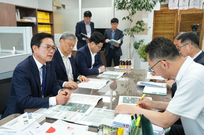 김석필 천안시장 권한대행 부시장이 14일 정부세종청사를 방문해 중앙부처 관계자에게 주요 현안 사업의 당위성을 설명하며 국비 지원을 건의하고 있다.