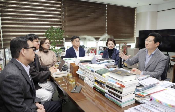 용인특례시 수지구 동천동 공동주택 7곳의 입주자대표회의 주민들은 14일 시청을 방문해 대중교통 개선을 건의했다