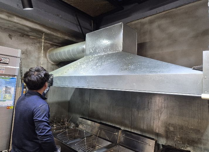 광산구가 노후 주방 위생환경을 개선할 수 있도록 노후주방 위생환경 개선 사업을 추진한 가운데 주방전문 청소업체가 환기시설을 청소하고 있다.