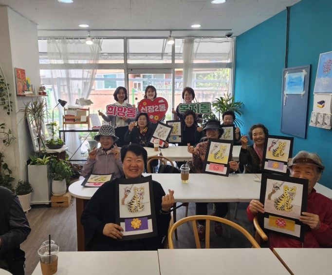 오산시 신장2동, 어르신 정서지원 ‘행복 담은 화실’ 운영…민화로 봄의 정취 나눠